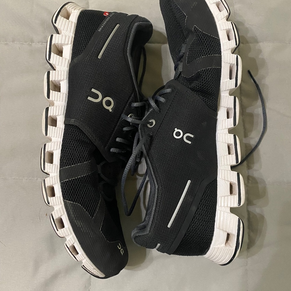 ON Cloud Tennis Shoe
